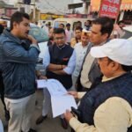 निरीक्षण करते हुए महापौर व नगर आयुक्त 
