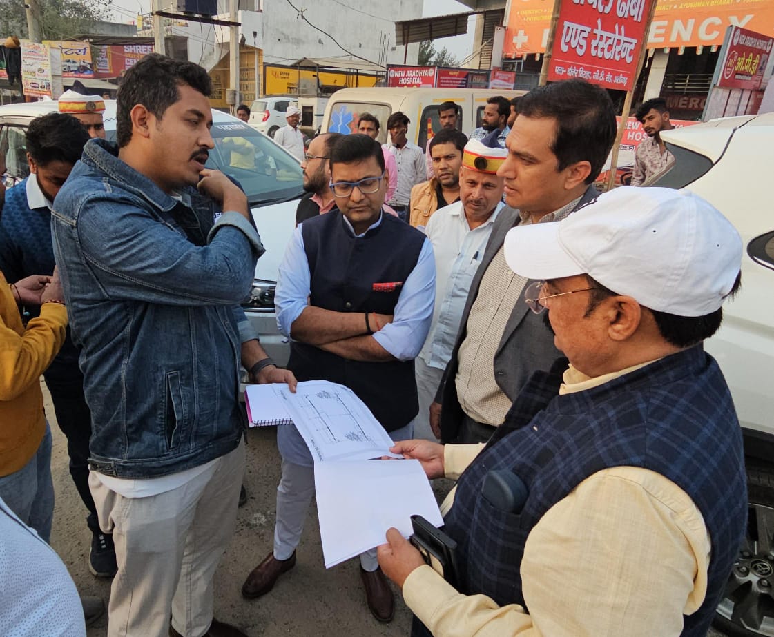 निरीक्षण करते हुए महापौर व नगर आयुक्त 