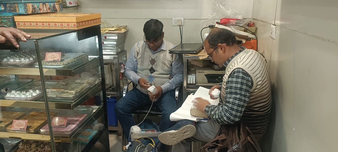 खाद्य सुरक्षा टीम ने बांके बिहारी स्वीट्स खिरनी गेट से मिठाईयों के लिए सैंपल