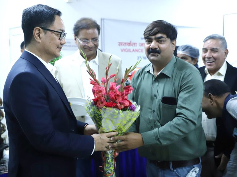 केंद्रीय मंत्री को बुके भेंट करते स्वतंत्र जर्नलिस्ट मनोज अलीगढ़ व साथ में है बॉक्सिंग फेडरेशन ऑफ इंडिया के अध्यक्ष एवं स्पाइसजेट लिमिटेड के निदेशक अजय सिंह, सेक्रेटरी जनरल प्रमोद कुमार, उत्तर प्रदेश बॉक्सिंग एसोसिएशन के संयुक्त सचिव सोम प्रकाश शर्मा