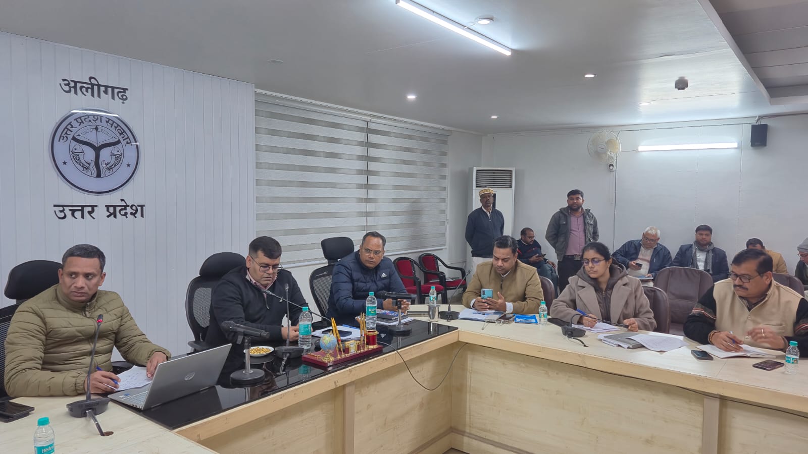 जिला निर्वाचन अधिकारी ने एसआईआर कार्य को गति देने के लिए कलक्ट्रेट में की बैठक