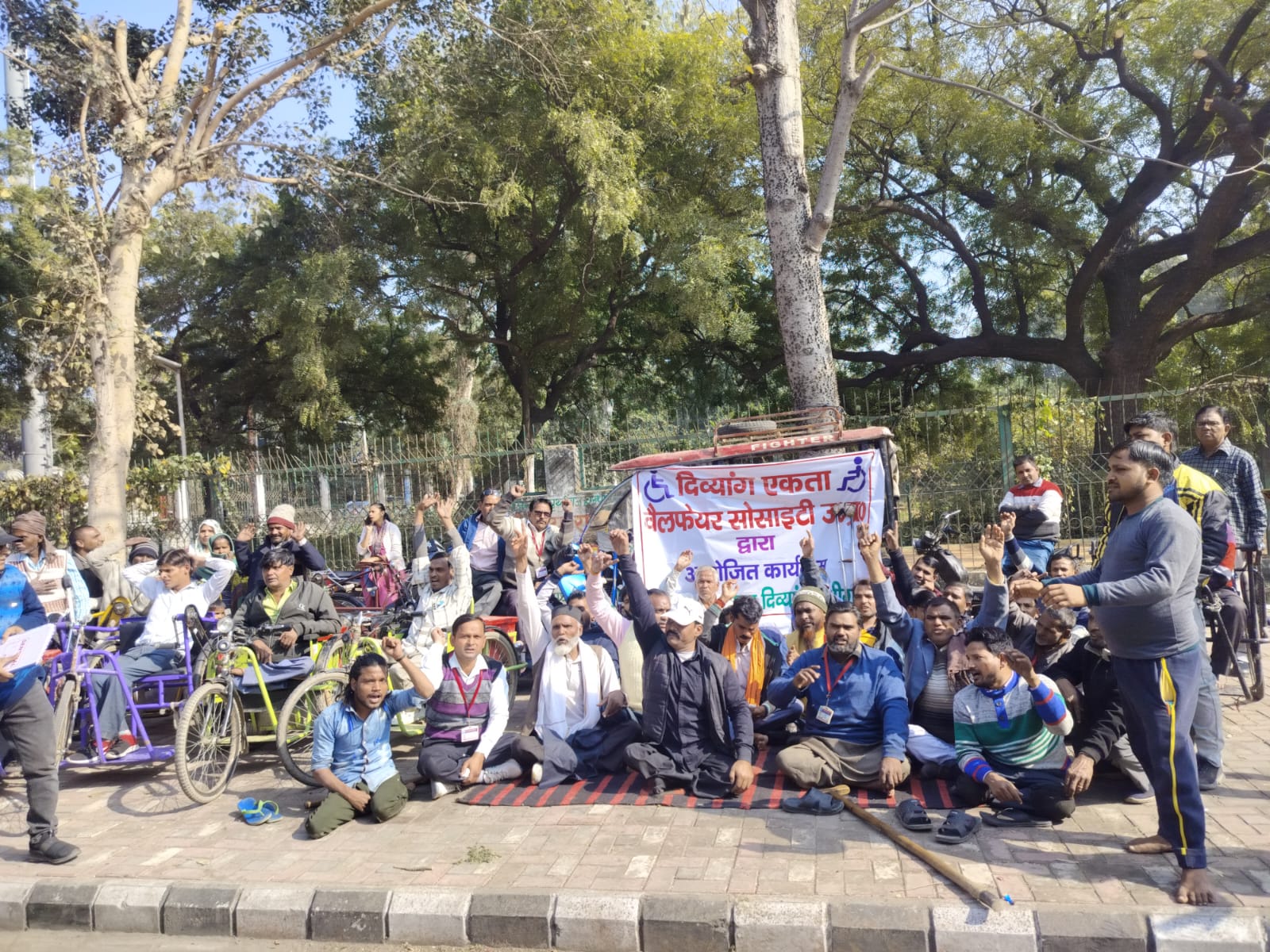 दिव्यांग जनों ने विश्व दिव्यांगजन का दिवस का बहिष्कार करते हुए किया प्रदर्शन