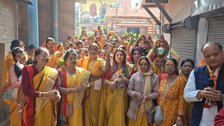 भक्तमाल कथा के उद्घाटन पर भव्य कलश यात्रा, भक्तों ने राधे-राधे भजनों पर थिरकते हुए गौशाला पहुंचे