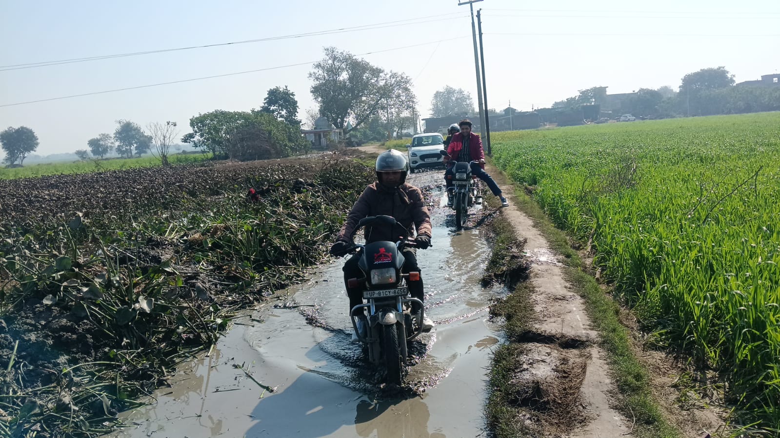 गोविंद पुर फगोई का मुख्य रास्ता बंद,कच्चे रास्ते से निकल रहे ग्रामीण