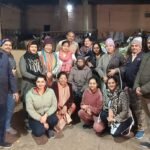 अलीगढ़ की प्रथम महिला देहदानी राधा देवी मित्र की स्मृति में परिजनों ने की गौमाता की सेवा