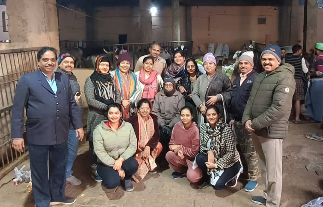 अलीगढ़ की प्रथम महिला देहदानी राधा देवी मित्र की स्मृति में परिजनों ने की गौमाता की सेवा