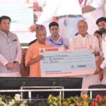 मा0 मुख्यमंत्री जी ने मंच पर जनकल्याणकारी योजनाओं से लाभार्थियों को किया लाभान्वित
