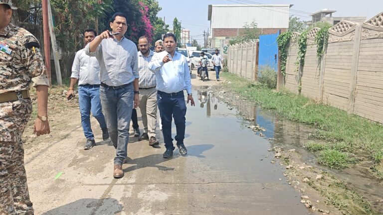 ख़राब सफ़ाई पर नगर आयुक्त का हुआ मूड ऑफ -अचानक वार्ड 32 काशीराम आवास कालोनी में निरीक्षण करने पहुँचे नगर आयुक्त