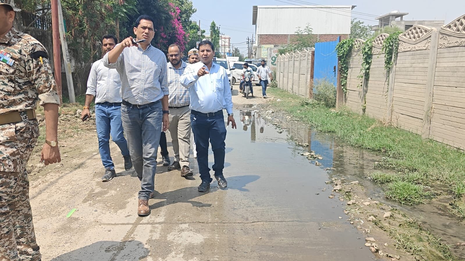 ख़राब सफ़ाई पर नगर आयुक्त का हुआ मूड ऑफ -अचानक वार्ड 32 काशीराम आवास कालोनी में निरीक्षण करने पहुँचे नगर आयुक्त