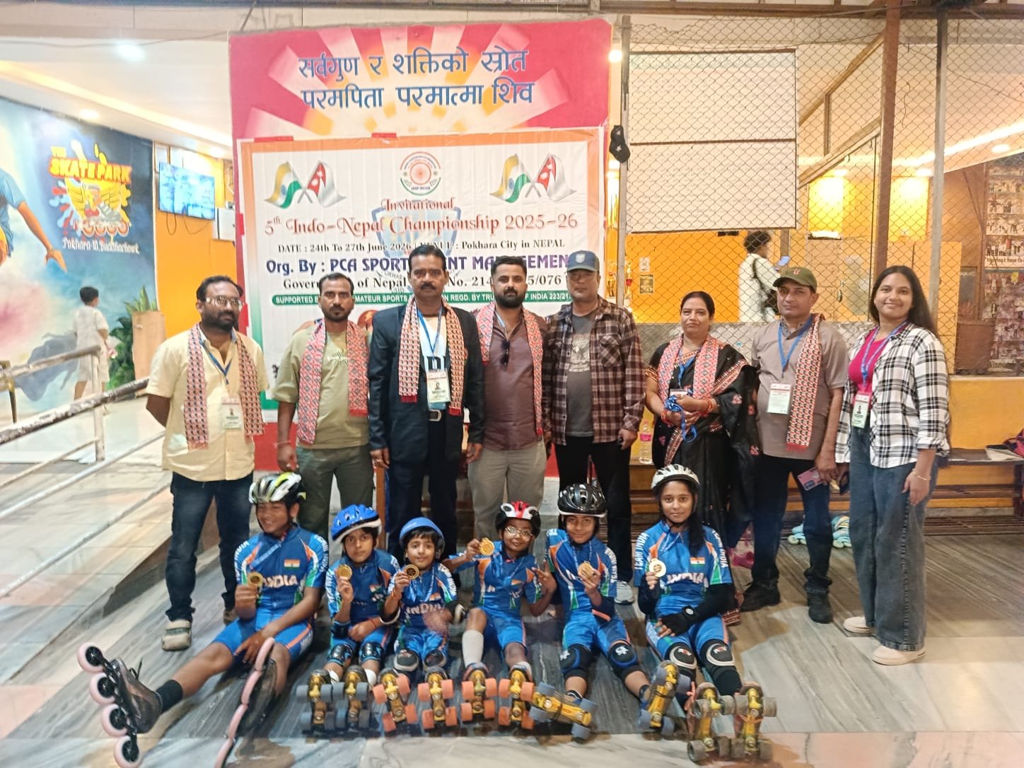 5 वीं इंडो नेपाल स्केटिंग चैंपियनशिप 2026 दा स्केट पार्क पोखरा में 25 जून और 26 जून को संपन्न हुई। प्रतियोगिता में शॉर्ट रेस, लॉन्ग रेस और टाइम ट्रायल प्रतियोगिताएं हुई। दा स्केट पार्क के अध्यक्ष कृष्णा थापा और संतोष श्रेष्ठा ने प्रतियोगिता का उद्घाटन किया। जिसमें बालिका वर्ग अंडर 14 में कल्याणी ने शॉर्ट रेस और लॉन्ग रेस में दो गोल्ड मेडल जीते।बालिका वर्ग अंडर 8 में जैस्मिन शर्मा ने शॉर्ट रेस और टाइम ट्रायल में दो गोल्ड मेडल जीते। बालक वर्ग अंडर 14 में हिमांशु धनगर ने शॉर्ट रेस और लॉन्ग रेस में दो गोल्ड मेडल जीते। अंडर 12 में चिराग कुमार ने शॉर्ट रेसऔर लॉन्ग रेस में दो गोल्ड मेडल प्राप्त किया। अंडर 8 में जयंत शर्मा ने शॉर्ट रस और स्केटिंग टाइम ट्रायल में दो गोल्ड मेडल प्राप्त किया ‌है। अंडर 7 में मिहर अग्रवाल ने शॉर्ट रेस और टाइम ट्रायल में दो गोल्ड मेडल जीते हैं। सचिव प्रदीप रावत ने बताया इंडो नेपाल स्केटिंग चैंपियनशिप मैत्री भाव के साथ भारत और नेपाल के खिलाड़ियों के बीच संपन्न हुई। जिसमें अलीगढ़ की टीम ने 12 गोल्ड मेडल जीते हैं। टीम के साथ रिंकू दिक्षित, अमर दुबे, अशोक कुमार शर्मा, सुमित अग्रवाल, अंजना शर्मा राधिका शर्मा उपस्थिति रही है। उत्तर प्रदेश स्केटिंग खो-खो संघ के अध्यक्ष पूर्व विधायक विवेक बंसल और ओलंपिक संघ के महासचिव मजहर उल कमर ने टीम के अलीगढ़ आने पर भव्य स्वागत की घोषणा की है।