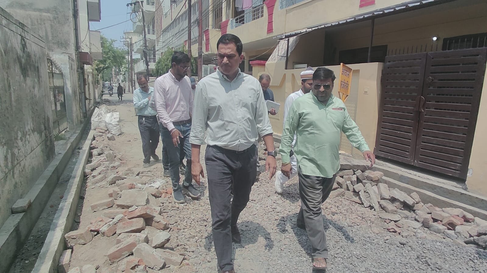 ख़राब निर्माण पर नगर आयुक्त का बड़ा एक्शन-4 निर्माण ठेकेदार/फर्मो पर नगर आयुक्त ने लिया कड़ा एक्शन