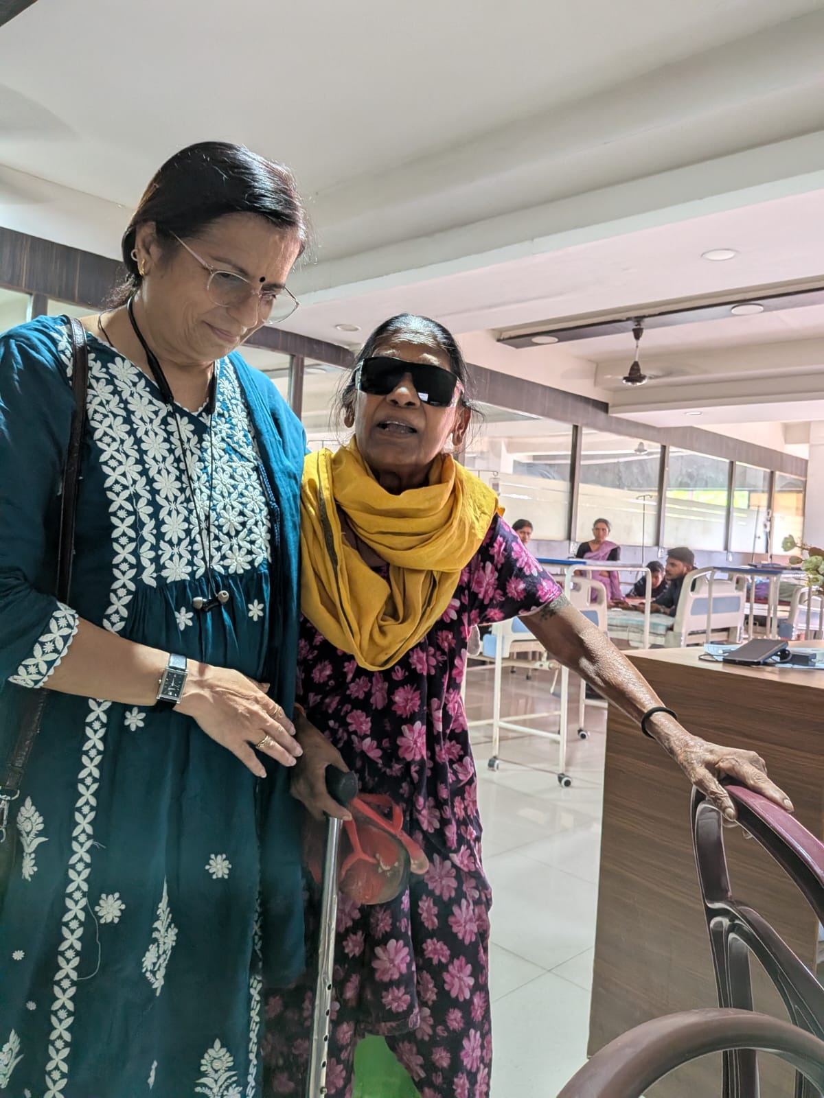 सेवा और संवेदना की मिसाल बनीं रेखा आहूजा, दो बुजुर्गों की आंखों में लौटाई रोशनी