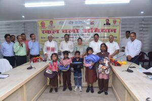 जनप्रतिनिधियों ने गुणवत्तापूर्ण शिक्षा, अनुशासन और जनभागीदारी पर दिया जोर, नवप्रवेशित बच्चों का किया सम्मान