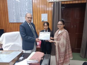21 दिवसीय ग्रीष्मकालीन इंटर्नशिप कार्यक्रम सम्पन्न, विधि छात्र-छात्राओं को मिले प्रमाण पत्र