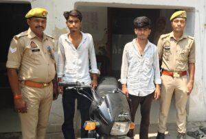 एटा – थाना कोतवाली नगर पुलिस को मिली सफलता, थाना कोतवाली नगर पुलिस द्वारा मोटर साइकिल चोरी की घटना में प्रकाश में आए 02 अभियुक्तों को चोरी की गई मोटर साइकिल सहित किया गया गिरफ्तार।