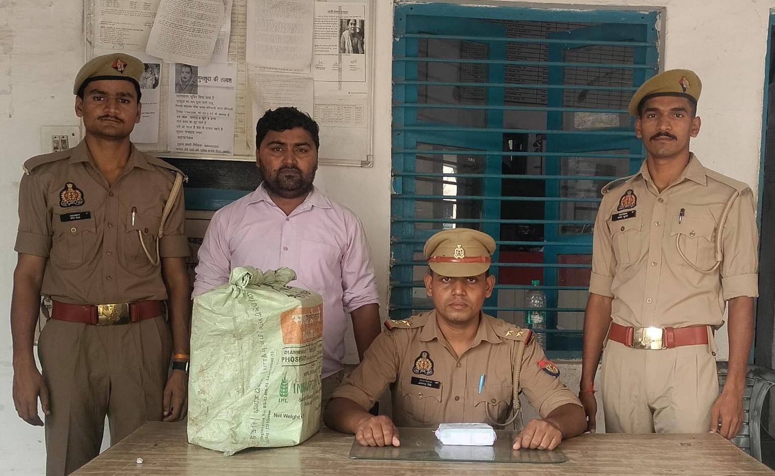 एटा - थाना बागवाला पुलिस को मिली सफलता, थाना बागवाला पुलिस द्वारा 01 अभियुक्त को 66 टेट्रा पाउच अवैध देशी शराब सहित किया गिरफ्तार।